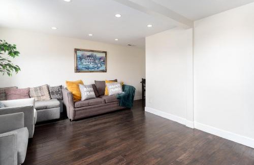 Oakland Apartment | Relax in the bay free parking on site