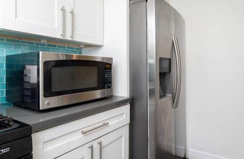 Oakland Apartment | Relax in the bay free parking on site