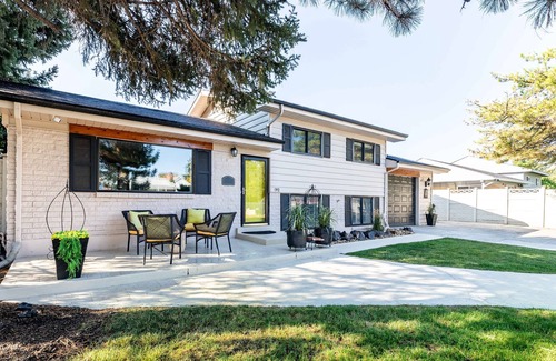 West Valley City House | Relax in the many comfortable and stylish furnishings of this spacious 2700 sqft house