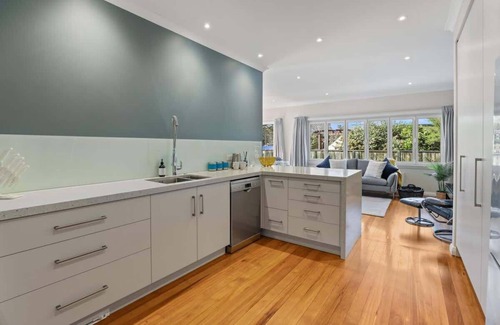 Rotorua House | Relax Inn Robertson | Great Location with Spa Pool