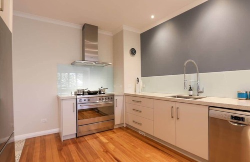 Rotorua House | Relax Inn Robertson | Great Location with Spa Pool