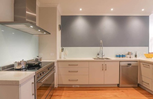Rotorua House | Relax Inn Robertson | Great Location with Spa Pool