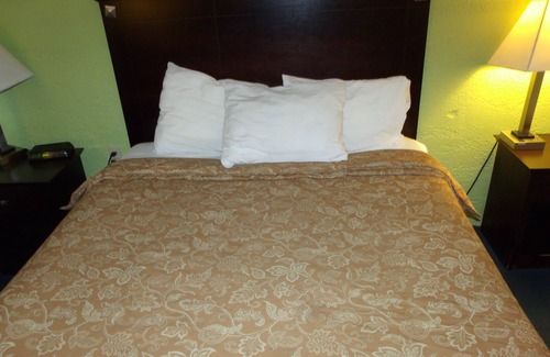 Quad Cities Hotel | Relax Inn
