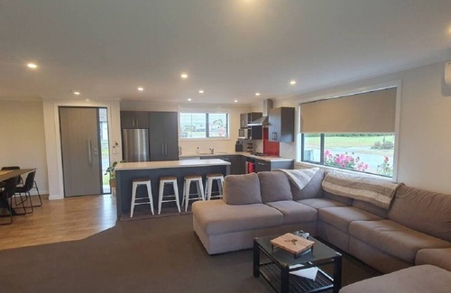 Te Anau House | Relax on Acheron Way