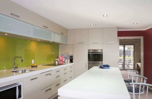Fitzroy House | Relax on Richmond - modern beachside house retreat
