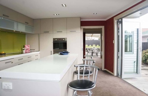 Fitzroy House | Relax on Richmond - modern beachside house retreat