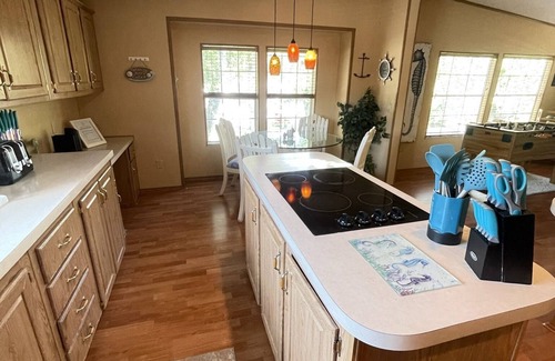 Weeki Wachee Gardens House | Relax on the beautiful Weeki Wachee River at the charming Seahorse River House!
