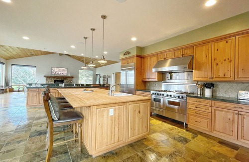 Glenwood Springs House | Relax on the River, Prvte Access to Fishing, Raft&Pddleboard, Hot Tub, Movie Rm!