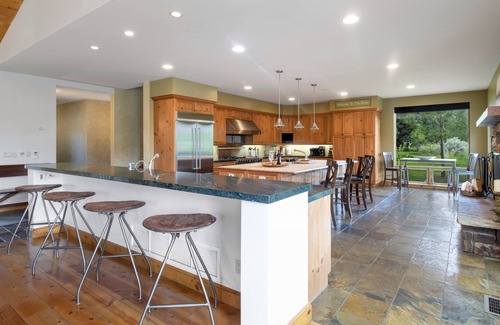Glenwood Springs House | Relax on the River, Prvte Access to Fishing, Raft&Pddleboard, Hot Tub, Movie Rm!