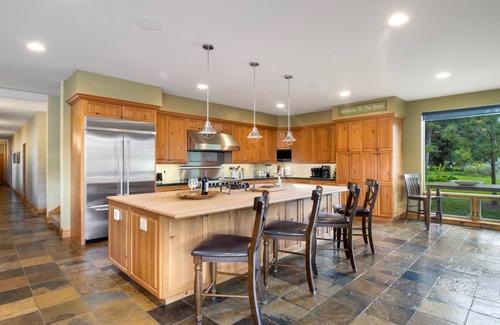 Glenwood Springs House | Relax on the River, Prvte Access to Fishing, Raft&Pddleboard, Hot Tub, Movie Rm!