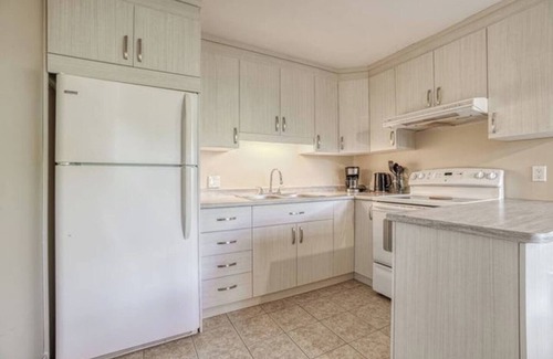 Val-des-Monts Cottage | Relax on the Shores of Charming Lac McArthur