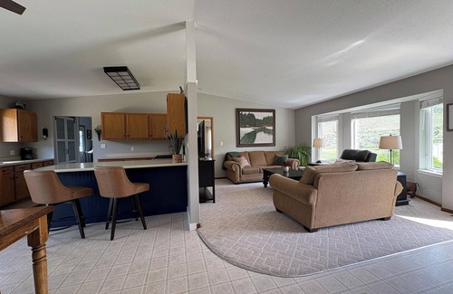 Gardiner House | Relax on the Yellowstone River with Gorgeous Mountain Views