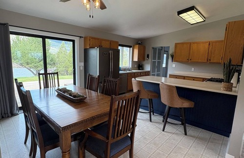 Gardiner House | Relax on the Yellowstone River with Gorgeous Mountain Views