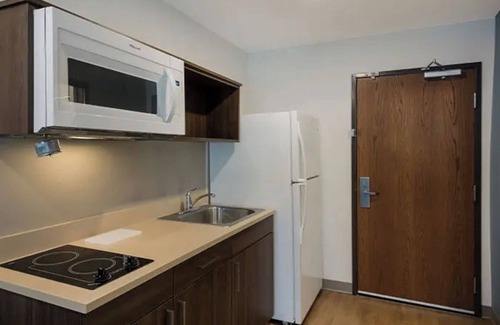 Austin Hotel | Relax & Recharge in 2 Queen Room, Full Kitchen & Free Parking Near Downtown