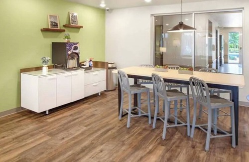 Austin Hotel | Relax & Recharge in 2 Queen Room, Full Kitchen & Free Parking Near Downtown