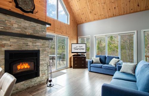 Saint-Raymond Ski Chalet | Relax with Mountain Views, Hot tub and Fireplace
