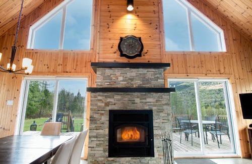 Saint-Raymond Ski Chalet | Relax with Mountain Views, Hot tub and Fireplace