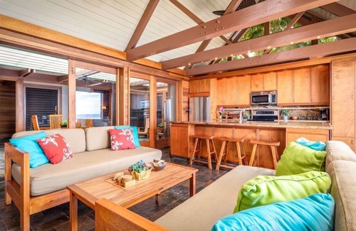 Kahaluu Bay House | Relax with Ocean breezes! Includes BBQ, Wifi, A/C in Bedrooms