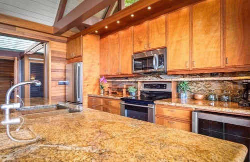 Kahaluu Bay House | Relax with Ocean breezes! Includes BBQ, Wifi, A/C in Bedrooms