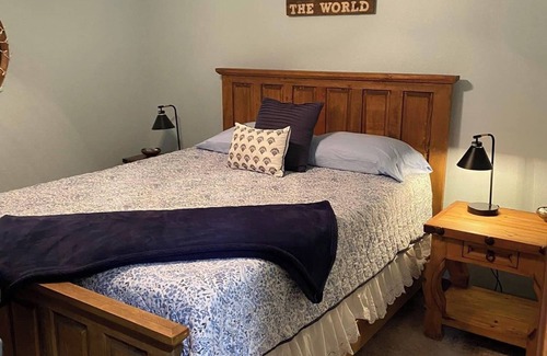 Cookson Cabin | Relax with the whole family at this peaceful cabin in Woodhaven at Snake Creek!