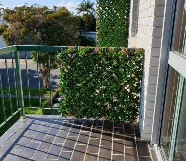 Wynnum Apartment | Relaxed Bayside Living Sleeps 4
