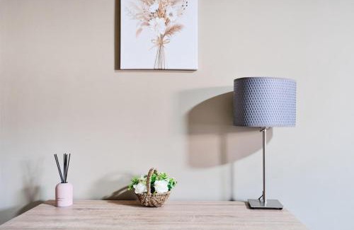 Reading Apartment | RELAXED CENTRAL HOUSE LOCATED IN WEST READING CLOSE TO TOWN CENTRE with FREE DRIVE WAY PARKING, WI FI & NETFLIX BY AI ESTATE GROUP