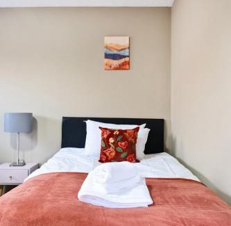 Reading Apartment | RELAXED CENTRAL HOUSE LOCATED IN WEST READING CLOSE TO TOWN CENTRE with FREE DRIVE WAY PARKING, WI FI & NETFLIX BY AI ESTATE GROUP