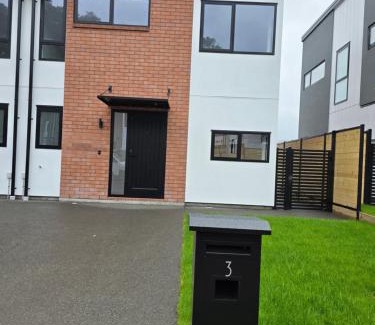 Wallaceville House | Relaxed Comfort new townhouse in Wallaceville