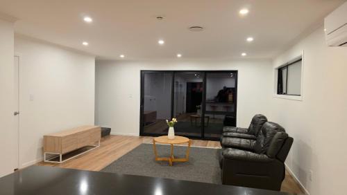 Wallaceville House | Relaxed Comfort new townhouse in Wallaceville