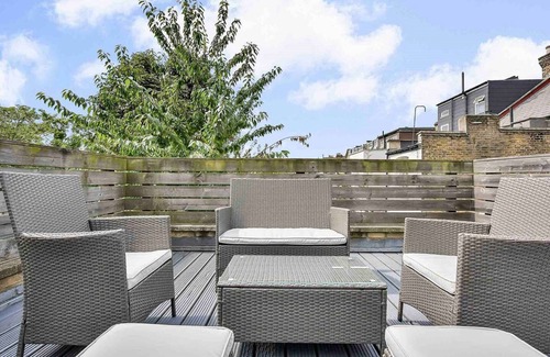 Tollington Apartment | Relaxed Crouch Hill Getaway by MoreThanStays