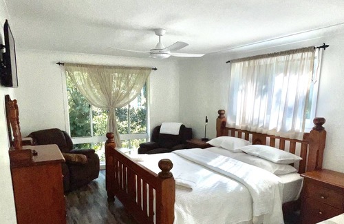 Mooball House | Relaxed Rustic style Country home, bush fire pit, 10 min from Pottsville beach
