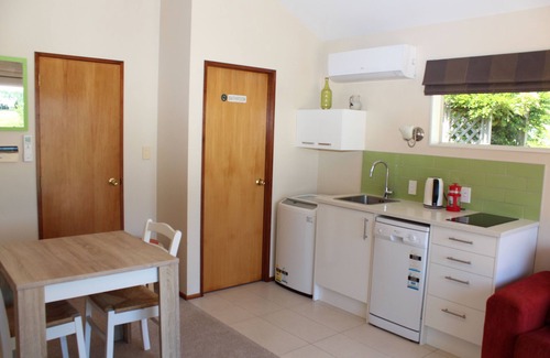Whitford Cottage | Relaxed Stay with Country Views