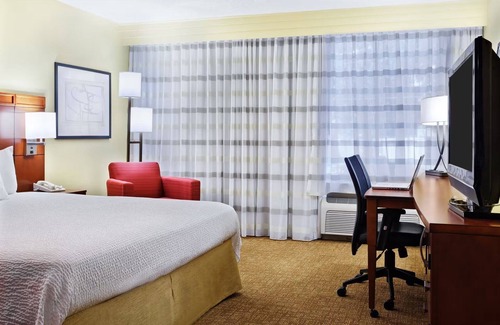 Brookhollow Hotel | Relaxing 1 King Unit Near Buffalo Bayou Park and Art Car Museum