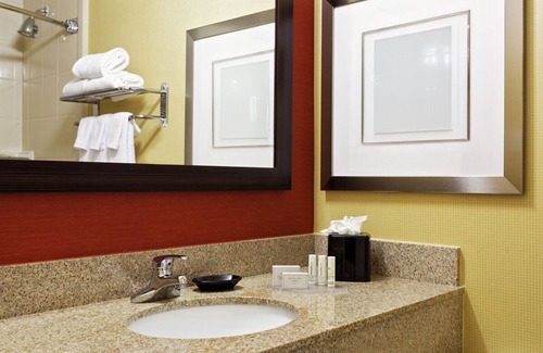 Brookhollow Hotel | Relaxing 1 King Unit Near Buffalo Bayou Park and Art Car Museum
