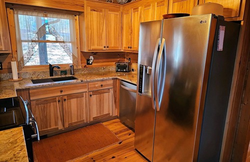 Dahlonega Cabin | Relaxing 2 bedroom 2 bath cabin minutes from Dahlonega city center!