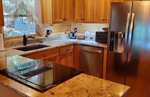 Dahlonega Cabin | Relaxing 2 bedroom 2 bath cabin minutes from Dahlonega city center!