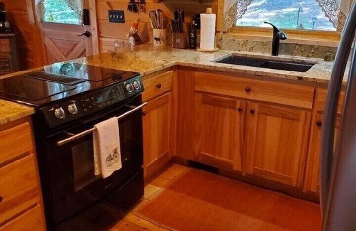 Dahlonega Cabin | Relaxing 2 bedroom 2 bath cabin minutes from Dahlonega city center!