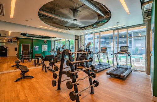 Evans Churchill Apartment | Relaxing 2BD - Central Downtown - Gym, Pool, Parking