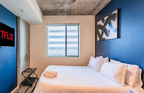 Evans Churchill Apartment | Relaxing 2BD - Central Downtown - Gym, Pool, Parking