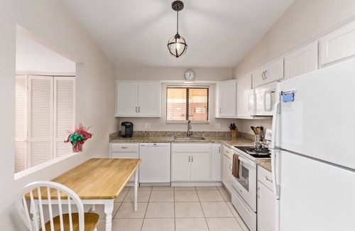 Sun City House | Relaxing 2BR+Den Golf Retreat with Backyard & BBQ