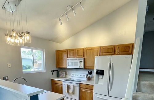 Omaha House | Relaxing 3 bedroom home with workspace!!