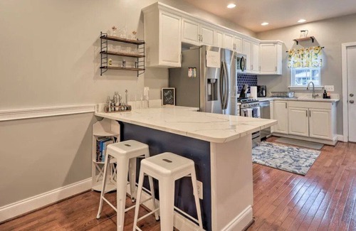 Locust Point House | Relaxing 3 Bedroom Rowhome w/ Roof Deck & Park Pad