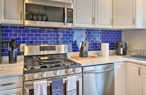 Locust Point House | Relaxing 3 Bedroom Rowhome w/ Roof Deck & Park Pad
