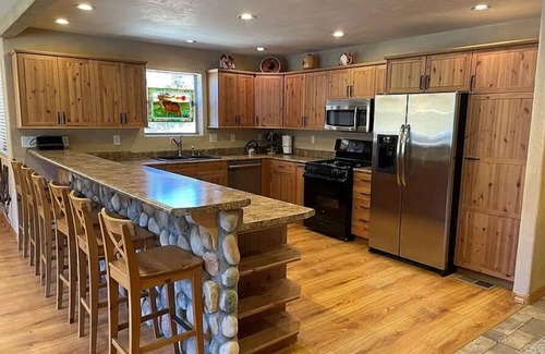 Kingman House | Relaxing 4-bedroom/5-bath house in the Hualapai Mountains above Kingman.
