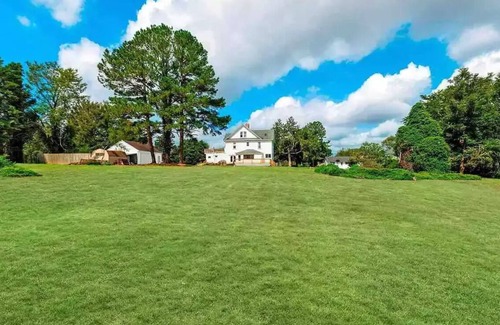 Berlin House | Relaxing 5 bd home with 1 bd Apartment on 2.5 acres near MD beaches