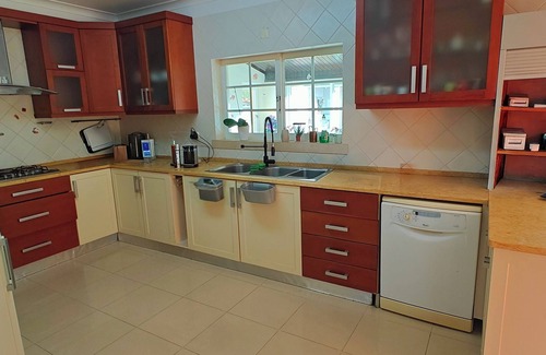 Linda-a-Velha Villa | Relaxing 5-Bedroom Villa with Private Pool, Outdoor Playground, Barbeque zona.nn