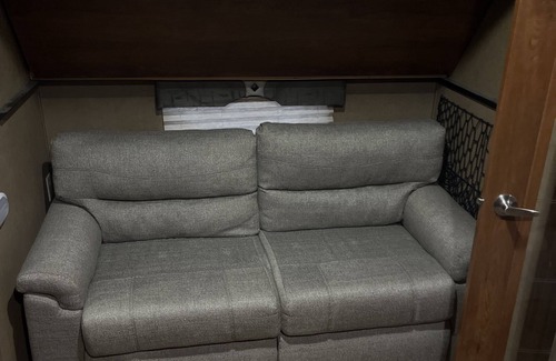 Pickett House | Relaxing 5th Wheel Camper for EAA