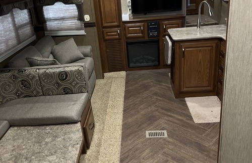 Pickett House | Relaxing 5th Wheel Camper for EAA