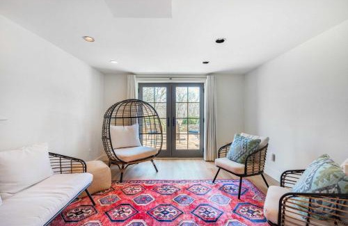 Aldie House | Relaxing Aldie Retreat with Fireplaces and Pool
