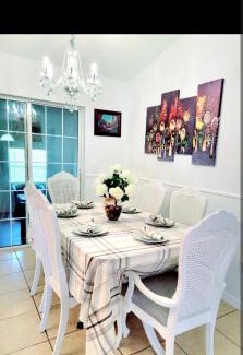Ocala House | Relaxing and Comfortable Bedroom shared bathroom